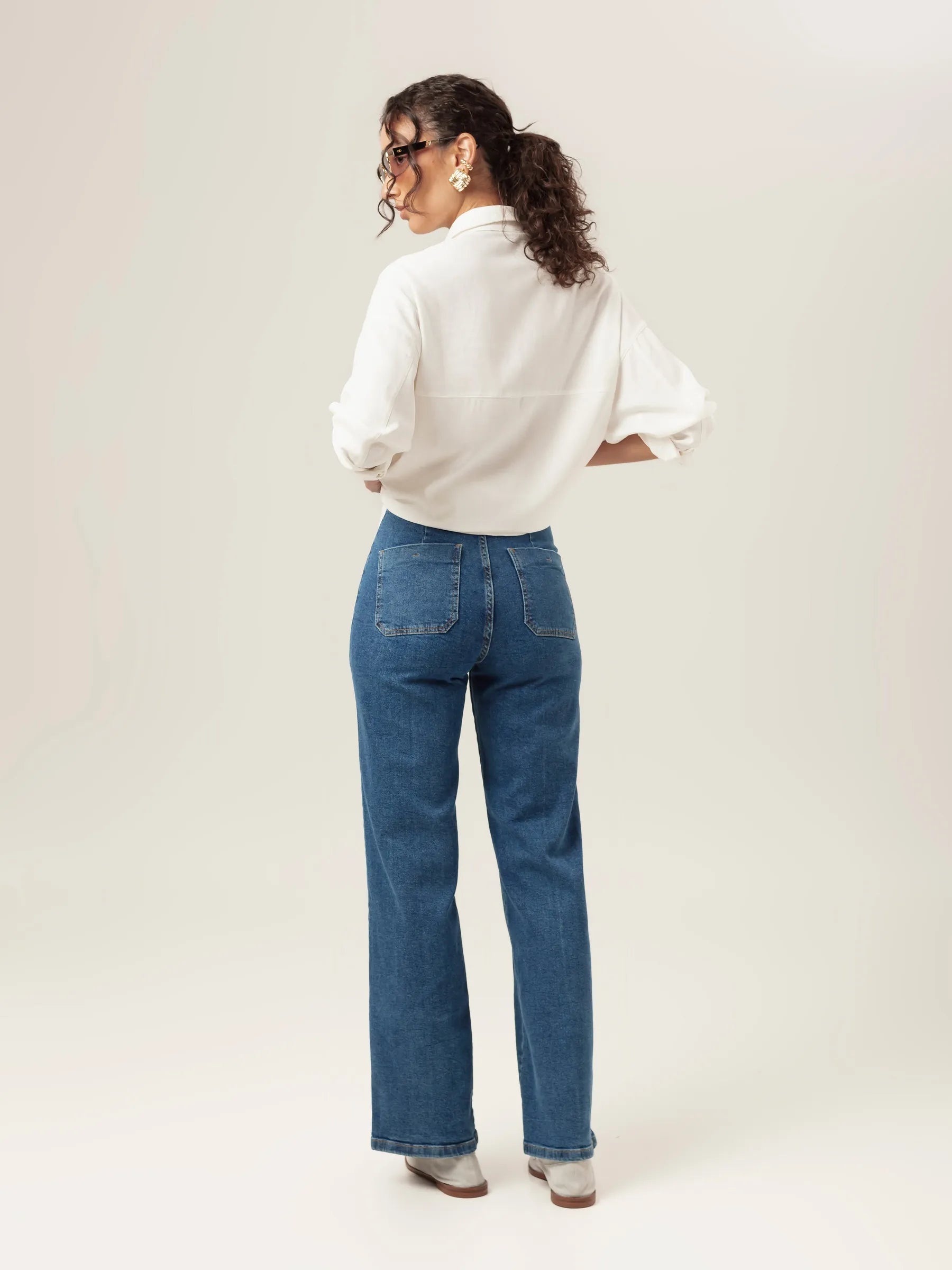 Calça Jeans Reta Mandacaru Azul Médio Eco Denim™. Compre online moda sustentável e atemporal na Minimadeia, marca slow fashion de roupas femininas. Foto produto MAR26 03