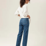 Calça Jeans Reta Mandacaru Azul Médio Eco Denim™. Compre online moda sustentável e atemporal na Minimadeia, marca slow fashion de roupas femininas. Foto produto MAR26 04