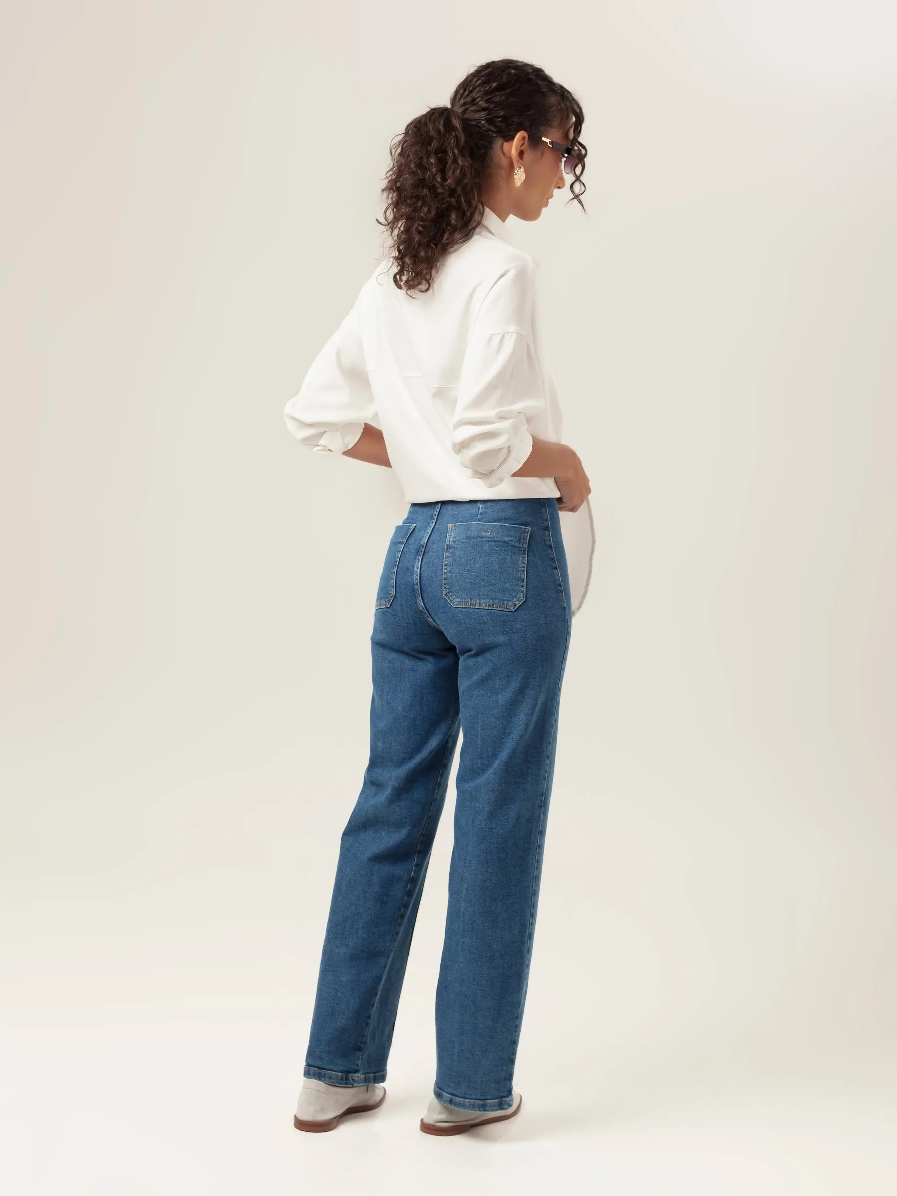 Calça Jeans Reta Mandacaru Azul Médio Eco Denim™. Compre online moda sustentável e atemporal na Minimadeia, marca slow fashion de roupas femininas. Foto produto MAR26 04