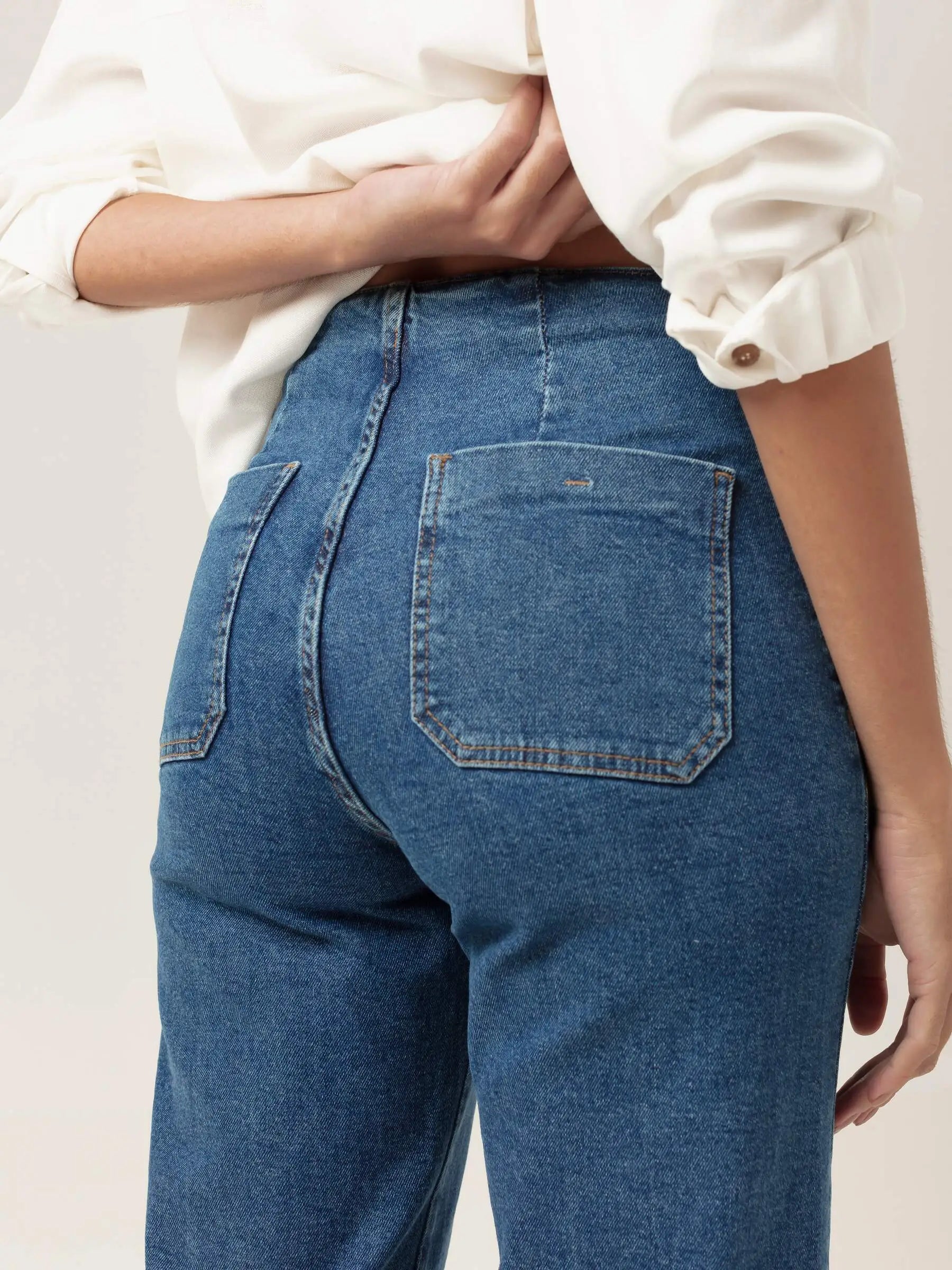 Calça Jeans Reta Mandacaru Azul Médio Eco Denim™. Compre online moda sustentável e atemporal na Minimadeia, marca slow fashion de roupas femininas. Foto produto MAR26 05