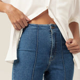 Calça Jeans Reta Mandacaru Azul Médio Eco Denim™. Compre online moda sustentável e atemporal na Minimadeia, marca slow fashion de roupas femininas. Foto produto MAR26 06