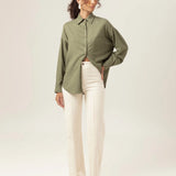 Calça Jeans Reta Mandacaru Bege Eco Denim™. Compre online moda sustentável e atemporal na Minimadeia, marca slow fashion de roupas femininas. Foto produto MAR26 02