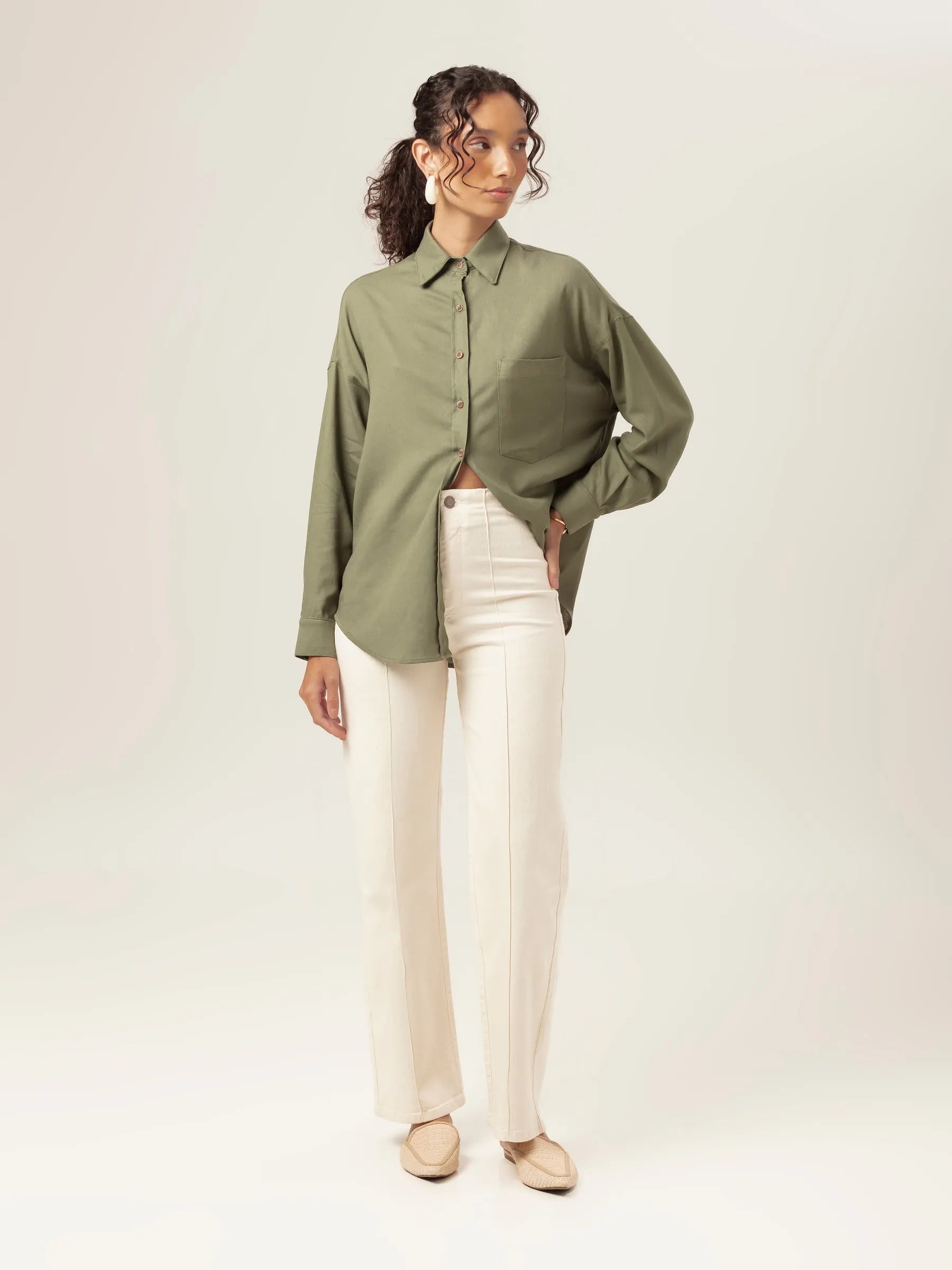 Calça Jeans Reta Mandacaru Bege Eco Denim™. Compre online moda sustentável e atemporal na Minimadeia, marca slow fashion de roupas femininas. Foto produto MAR26 02