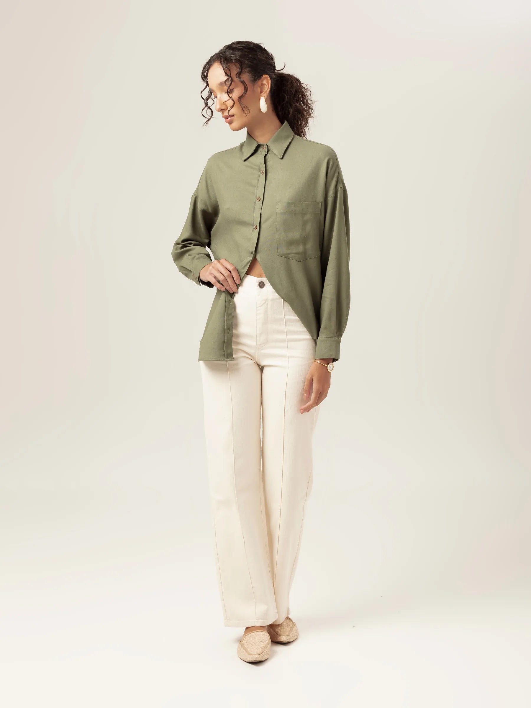 Calça Jeans Reta Mandacaru Bege Eco Denim™. Compre online moda sustentável e atemporal na Minimadeia, marca slow fashion de roupas femininas. Foto produto MAR26 03