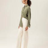 Calça Jeans Reta Mandacaru Bege Eco Denim™. Compre online moda sustentável e atemporal na Minimadeia, marca slow fashion de roupas femininas. Foto produto MAR26 04