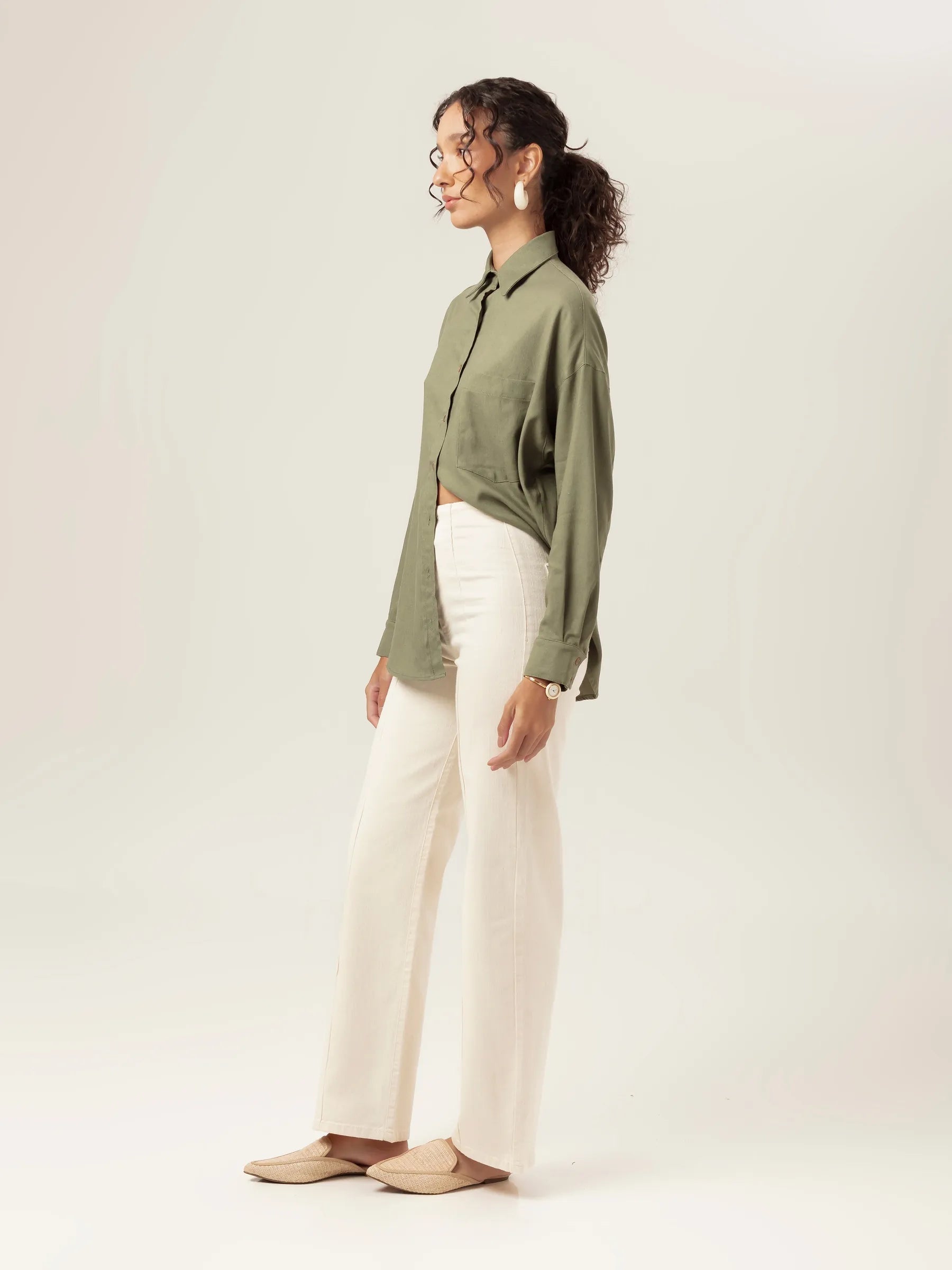 Calça Jeans Reta Mandacaru Bege Eco Denim™. Compre online moda sustentável e atemporal na Minimadeia, marca slow fashion de roupas femininas. Foto produto MAR26 04