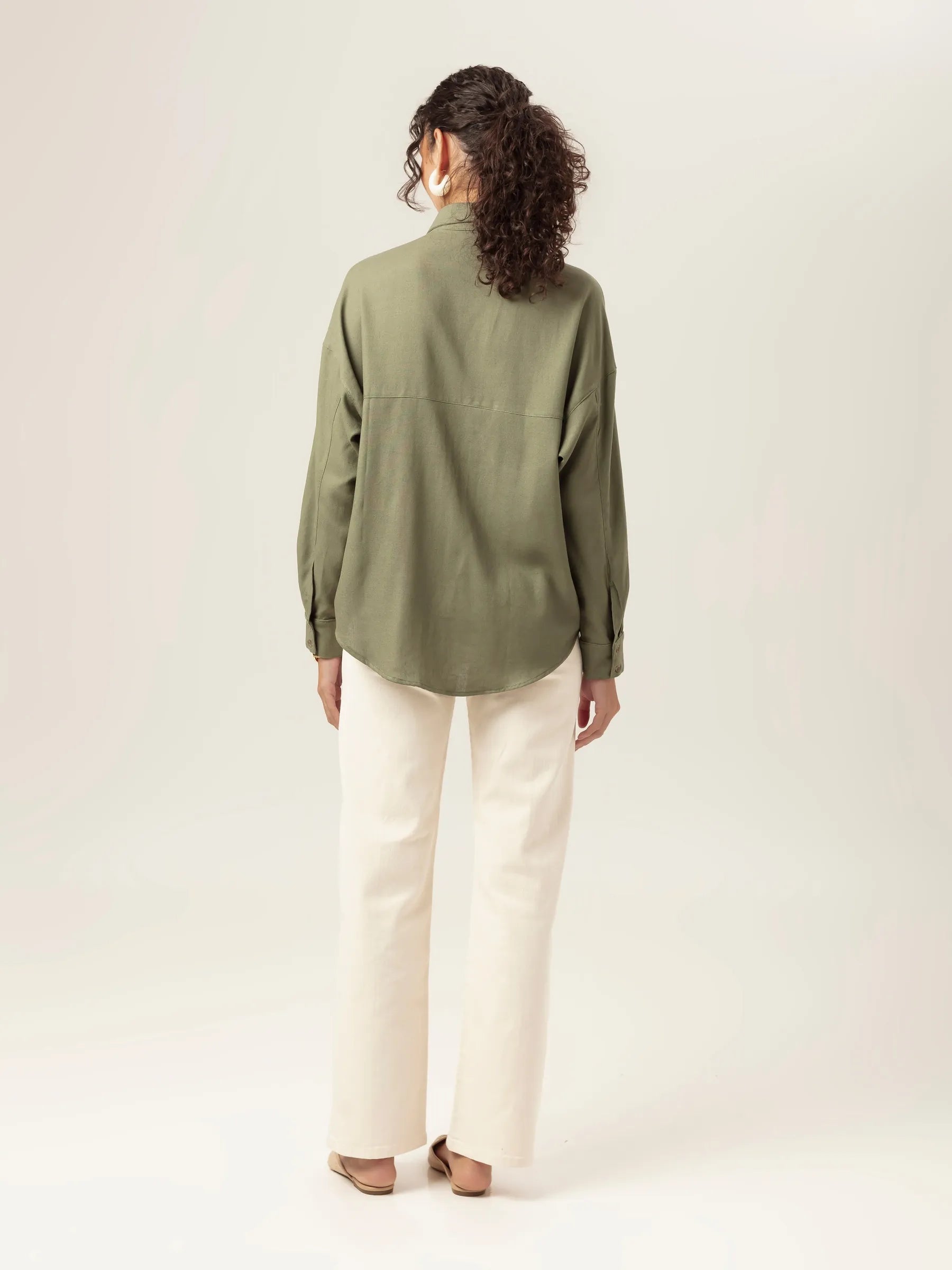 Calça Jeans Reta Mandacaru Bege Eco Denim™. Compre online moda sustentável e atemporal na Minimadeia, marca slow fashion de roupas femininas. Foto produto MAR26 05