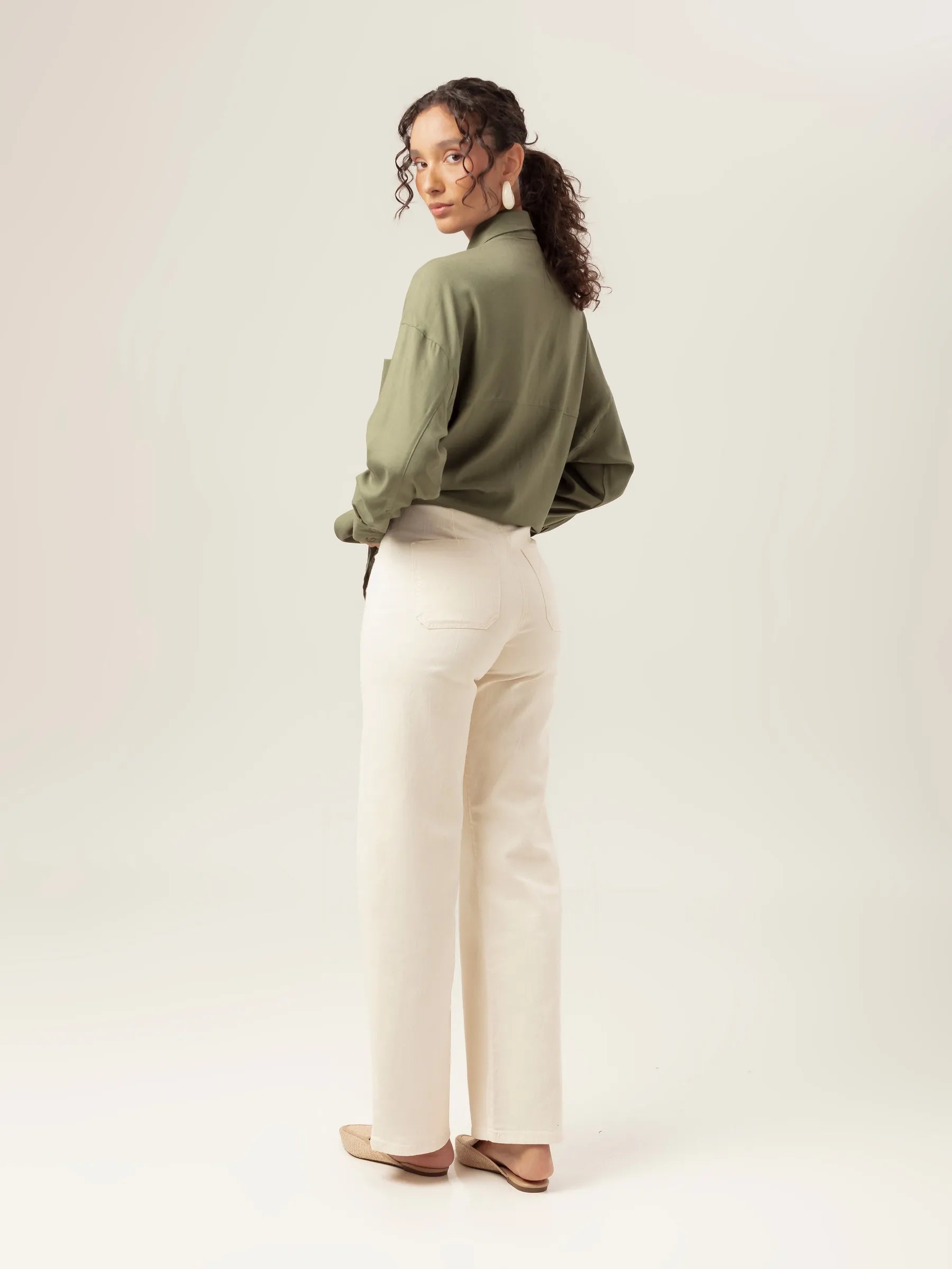 Calça Jeans Reta Mandacaru Bege Eco Denim™. Compre online moda sustentável e atemporal na Minimadeia, marca slow fashion de roupas femininas. Foto produto MAR26 06