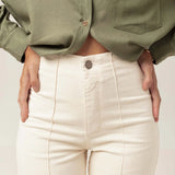 Calça Jeans Reta Mandacaru Bege Eco Denim™. Compre online moda sustentável e atemporal na Minimadeia, marca slow fashion de roupas femininas. Foto produto MAR26 09