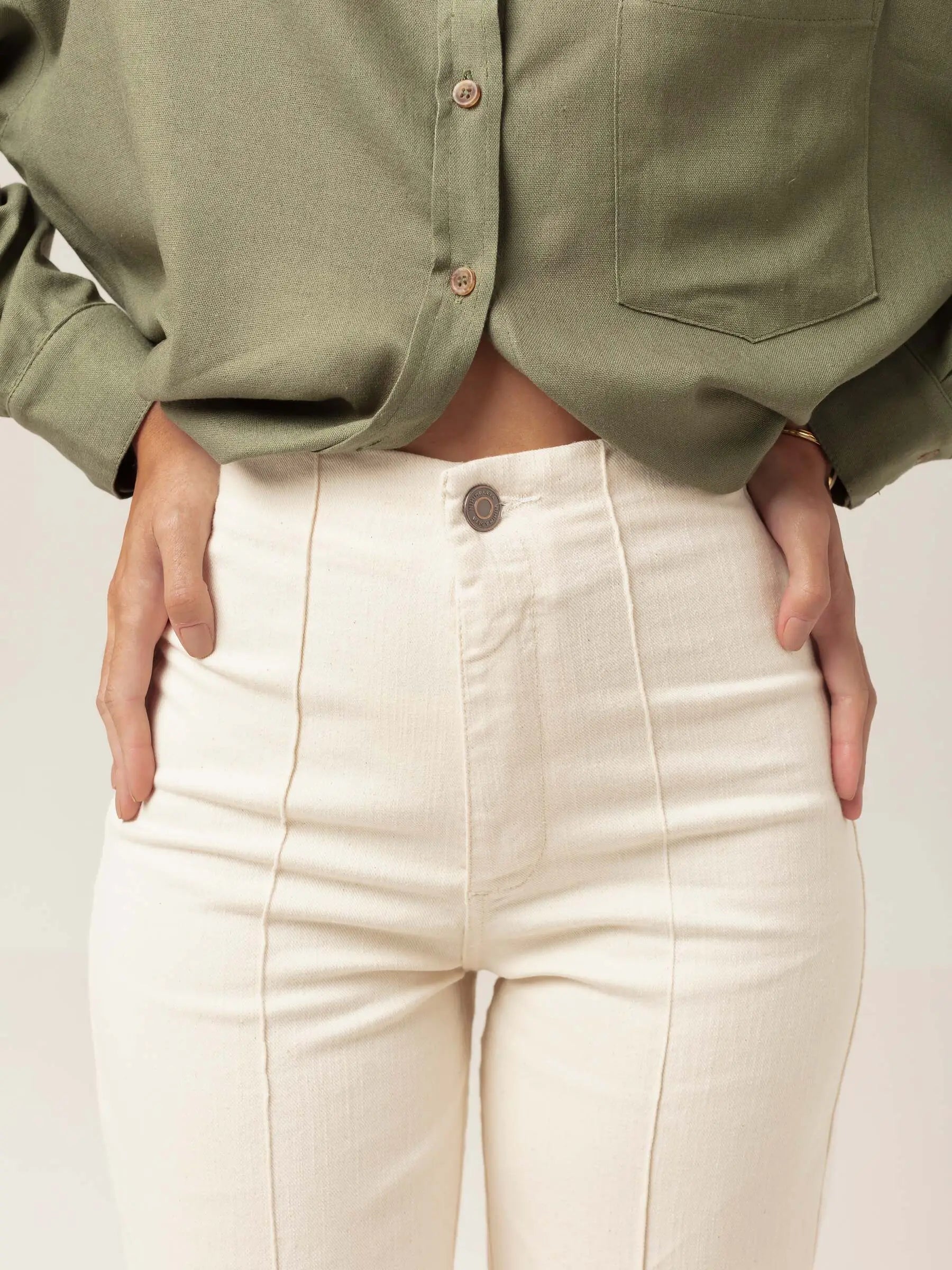 Calça Jeans Reta Mandacaru Bege Eco Denim™. Compre online moda sustentável e atemporal na Minimadeia, marca slow fashion de roupas femininas. Foto produto MAR26 09