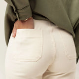 Calça Jeans Reta Mandacaru Bege Eco Denim™. Compre online moda sustentável e atemporal na Minimadeia, marca slow fashion de roupas femininas. Foto produto MAR26 10