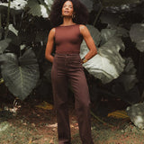 Calça Jeans Reta Mandacaru Marrom Escuro Eco Denim™. Compre online moda sustentável e atemporal na Minimadeia, marca slow fashion de roupas femininas. Foto produto DEZ25 01