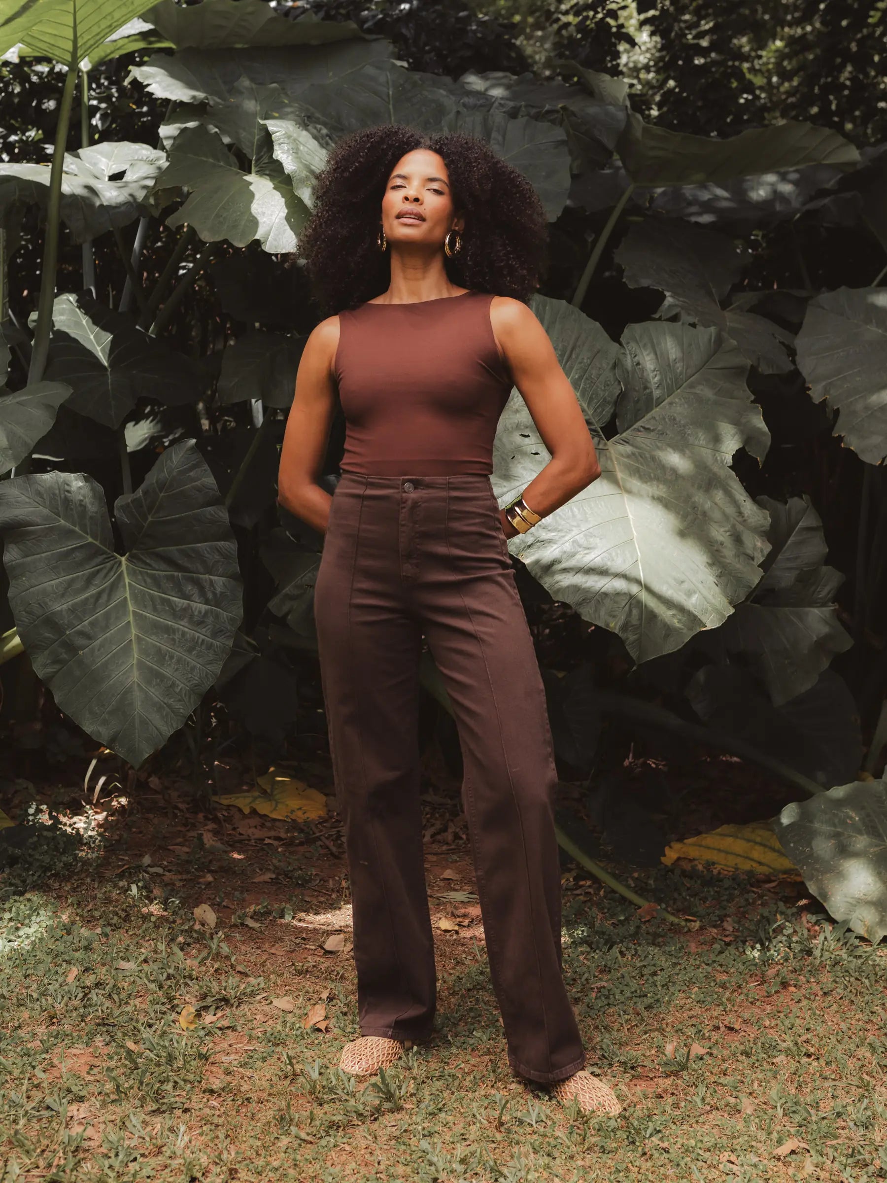 Calça Jeans Reta Mandacaru Marrom Escuro Eco Denim™. Compre online moda sustentável e atemporal na Minimadeia, marca slow fashion de roupas femininas. Foto produto DEZ25 01