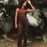 Calça Jeans Reta Mandacaru Marrom Escuro Eco Denim™. Compre online moda sustentável e atemporal na Minimadeia, marca slow fashion de roupas femininas. Foto produto DEZ25 02