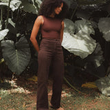 Calça Jeans Reta Mandacaru Marrom Escuro Eco Denim™. Compre online moda sustentável e atemporal na Minimadeia, marca slow fashion de roupas femininas. Foto produto DEZ25 03