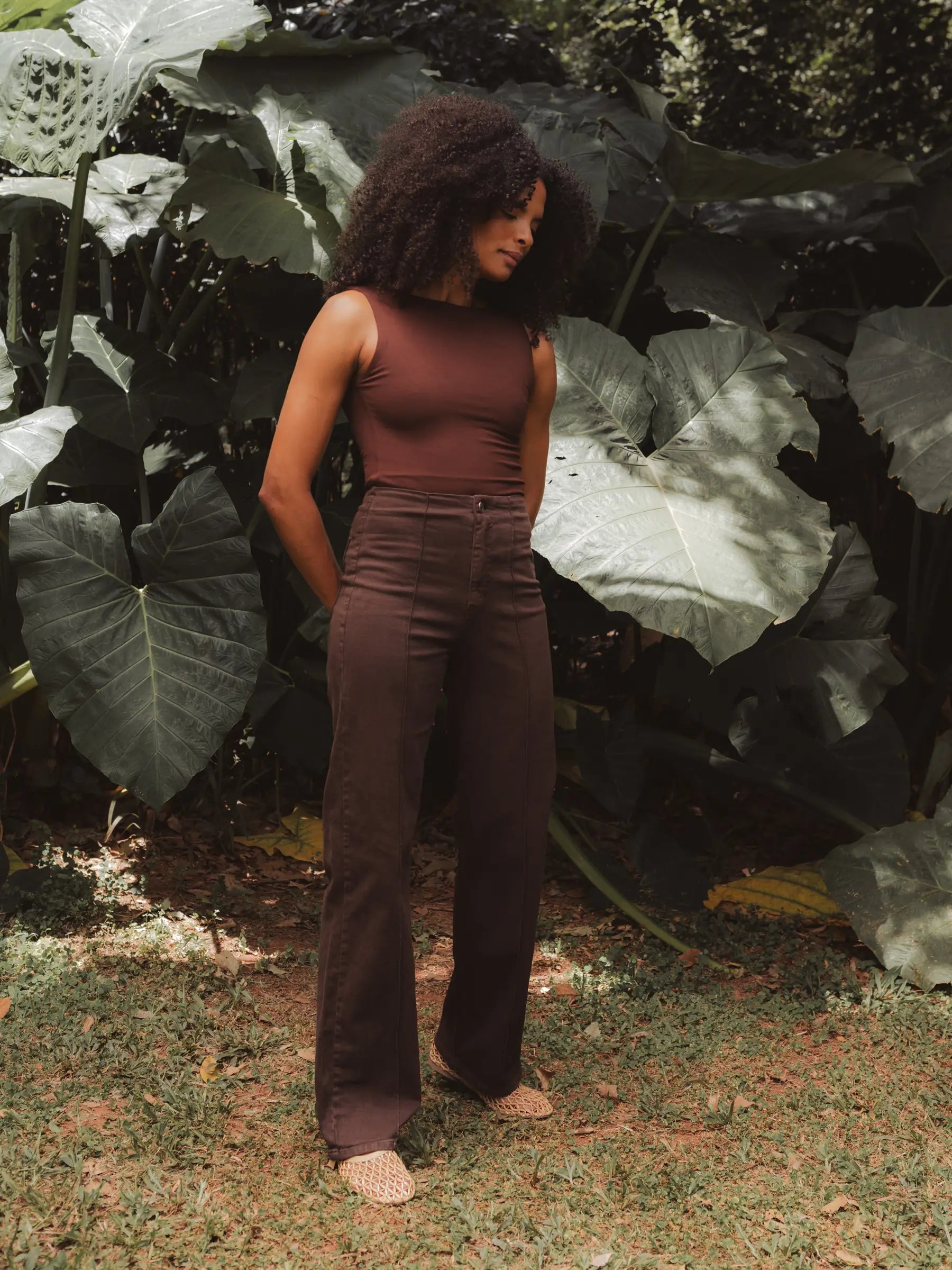 Calça Jeans Reta Mandacaru Marrom Escuro Eco Denim™. Compre online moda sustentável e atemporal na Minimadeia, marca slow fashion de roupas femininas. Foto produto DEZ25 03