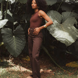 Calça Jeans Reta Mandacaru Marrom Escuro Eco Denim™. Compre online moda sustentável e atemporal na Minimadeia, marca slow fashion de roupas femininas. Foto produto DEZ25 05