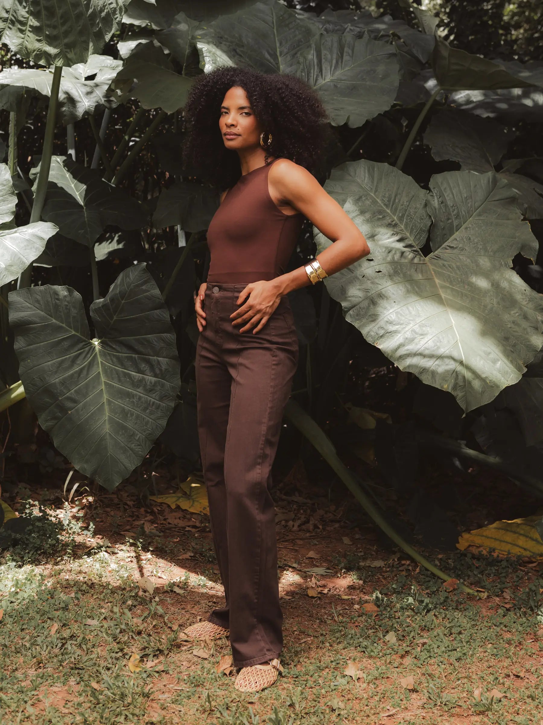 Calça Jeans Reta Mandacaru Marrom Escuro Eco Denim™. Compre online moda sustentável e atemporal na Minimadeia, marca slow fashion de roupas femininas. Foto produto DEZ25 05