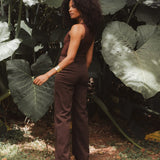 Calça Jeans Reta Mandacaru Marrom Escuro Eco Denim™. Compre online moda sustentável e atemporal na Minimadeia, marca slow fashion de roupas femininas. Foto produto DEZ25 06