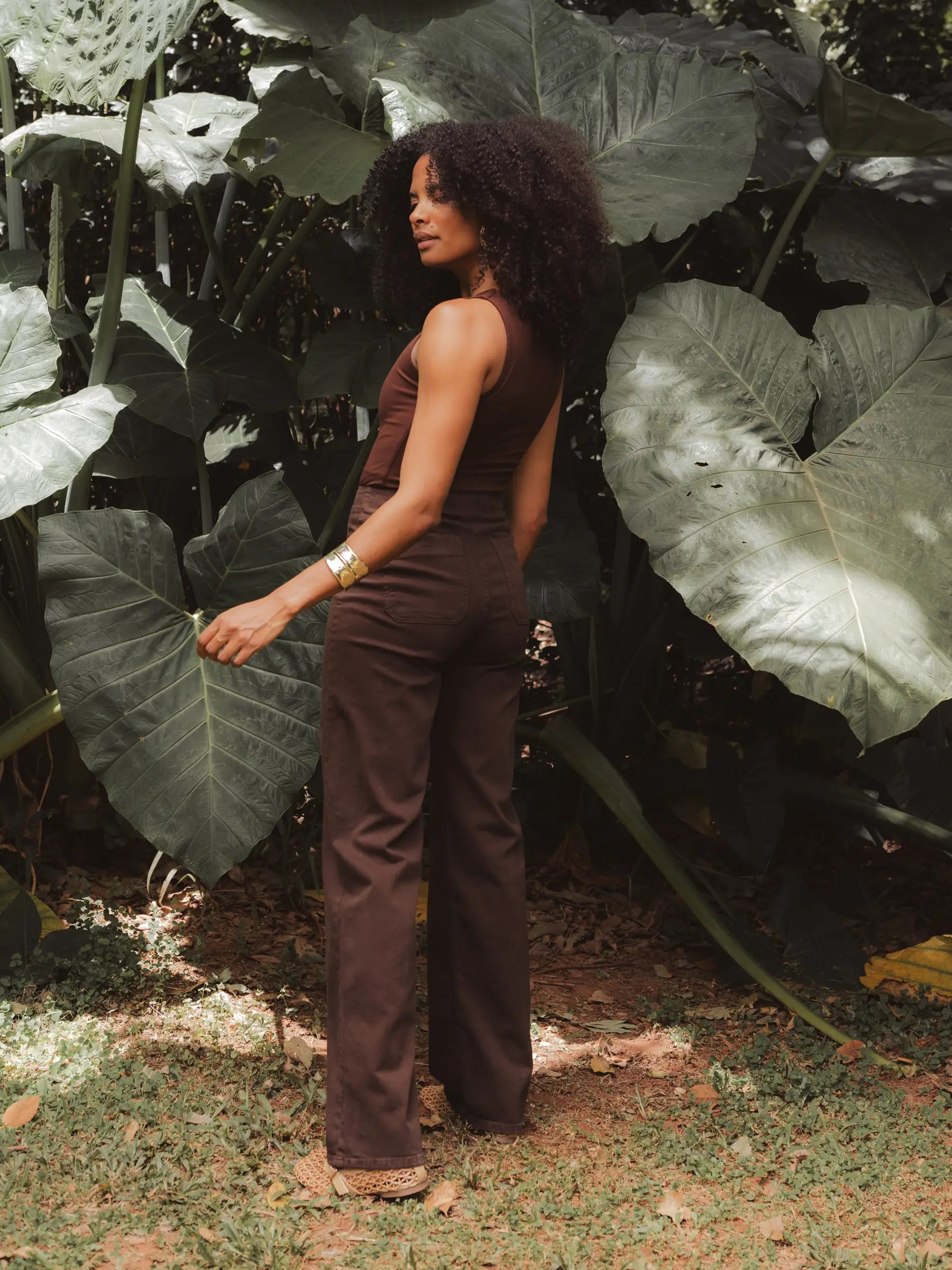 Calça Jeans Reta Mandacaru Marrom Escuro Eco Denim™. Compre online moda sustentável e atemporal na Minimadeia, marca slow fashion de roupas femininas. Foto produto DEZ25 06