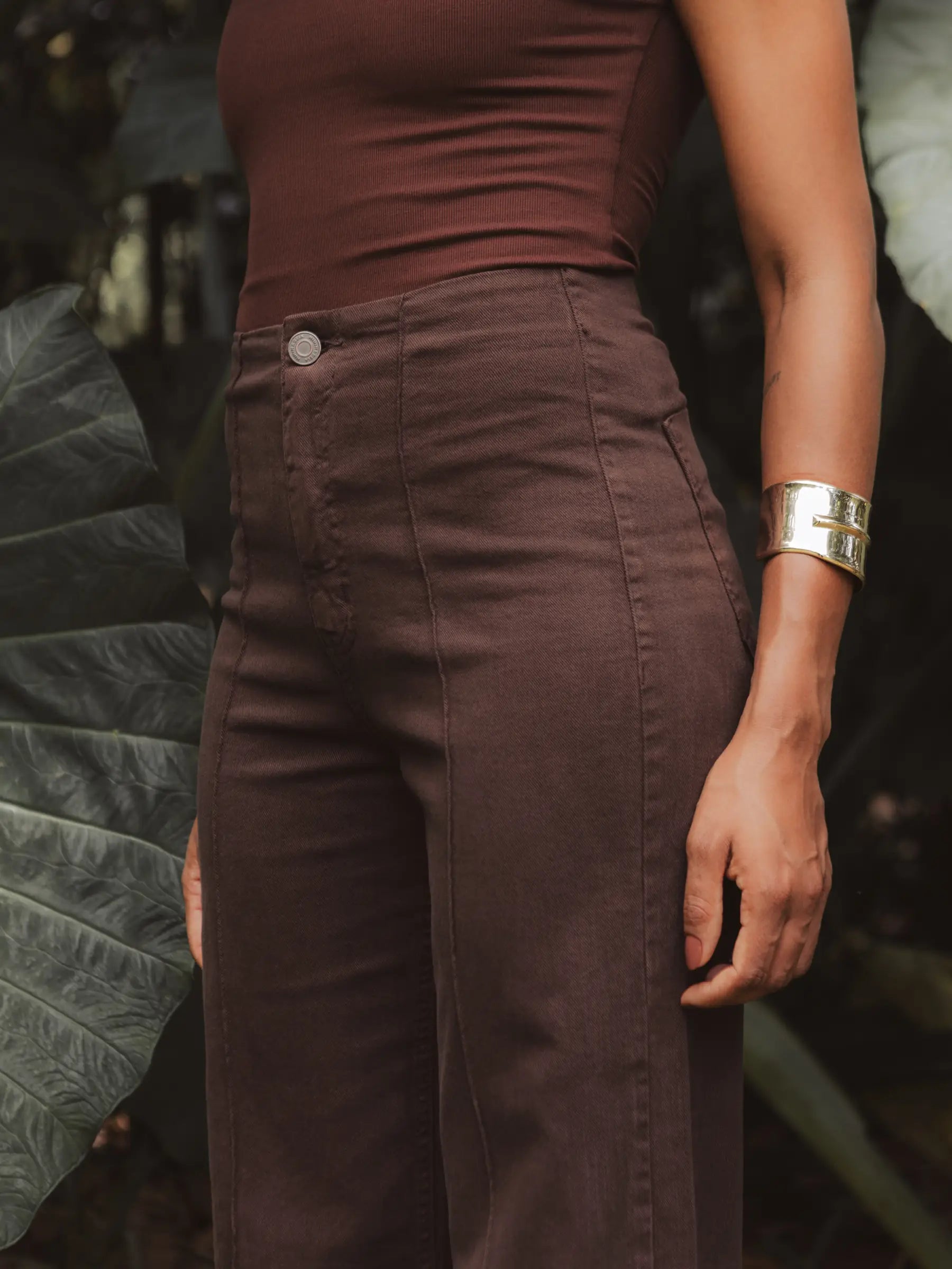 Calça Jeans Reta Mandacaru Marrom Escuro Eco Denim™. Compre online moda sustentável e atemporal na Minimadeia, marca slow fashion de roupas femininas. Foto produto DEZ25 07