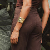 Calça Jeans Reta Mandacaru Marrom Escuro Eco Denim™. Compre online moda sustentável e atemporal na Minimadeia, marca slow fashion de roupas femininas. Foto produto DEZ25 08