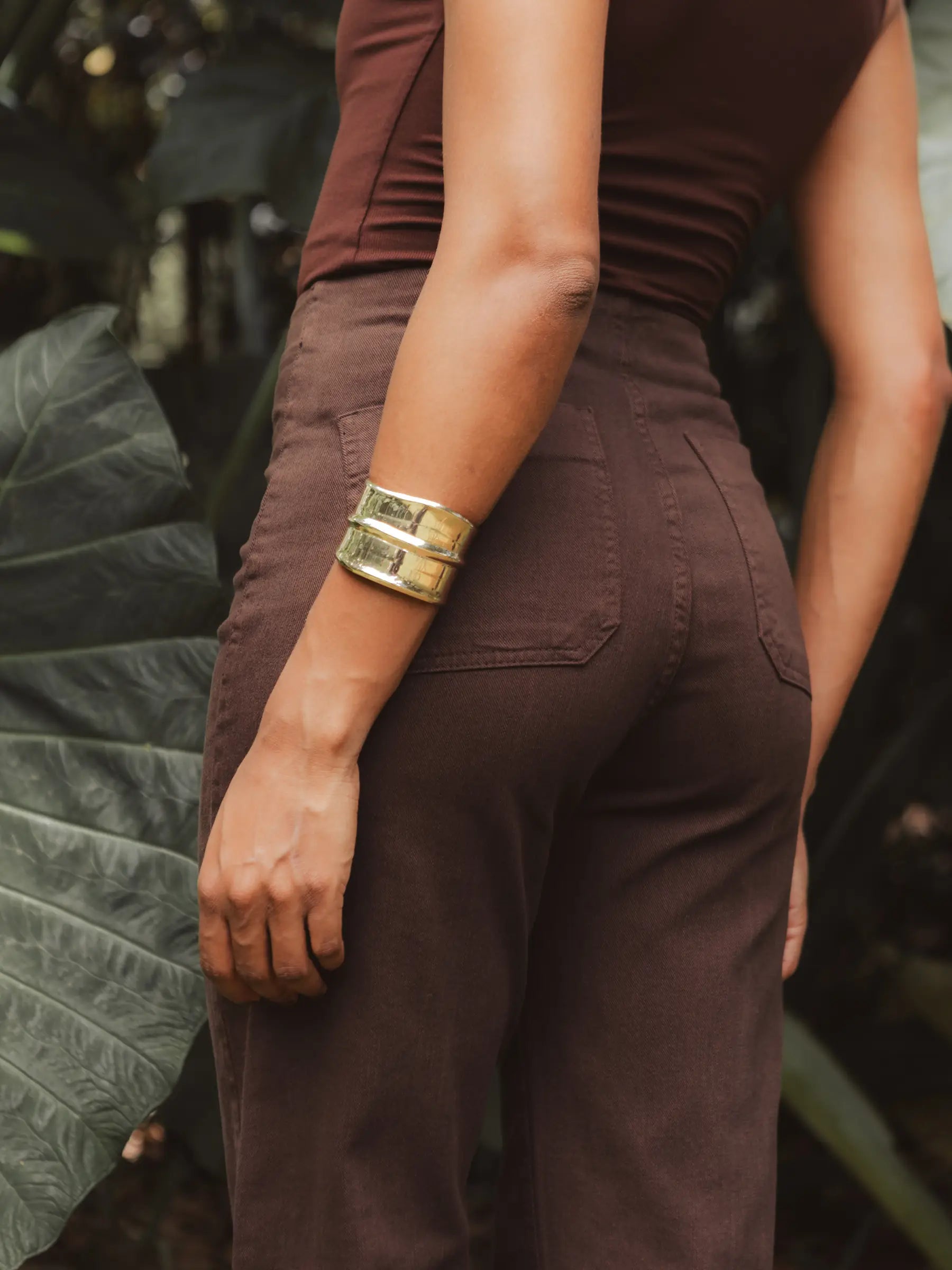 Calça Jeans Reta Mandacaru Marrom Escuro Eco Denim™. Compre online moda sustentável e atemporal na Minimadeia, marca slow fashion de roupas femininas. Foto produto DEZ25 08