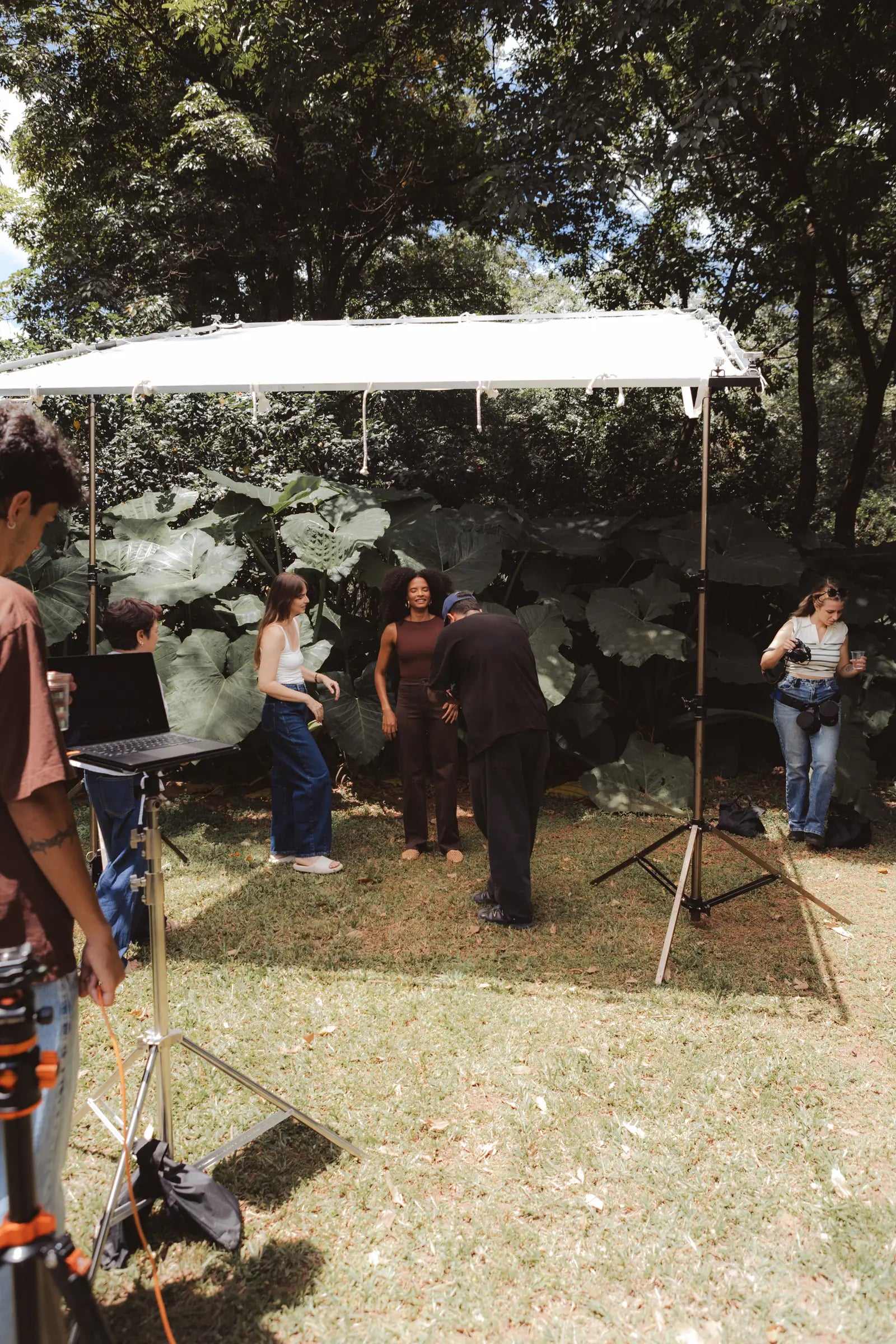 Calça Jeans Reta Mandacaru Marrom Escuro Eco Denim™. Compre online moda sustentável e atemporal na Minimadeia, marca slow fashion de roupas femininas. Foto produto DEZ25 09