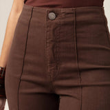 Calça Jeans Reta Mandacaru Marrom Escuro Eco Denim™. Compre online moda sustentável e atemporal na Minimadeia, marca slow fashion de roupas femininas. Foto produto MAR26 05