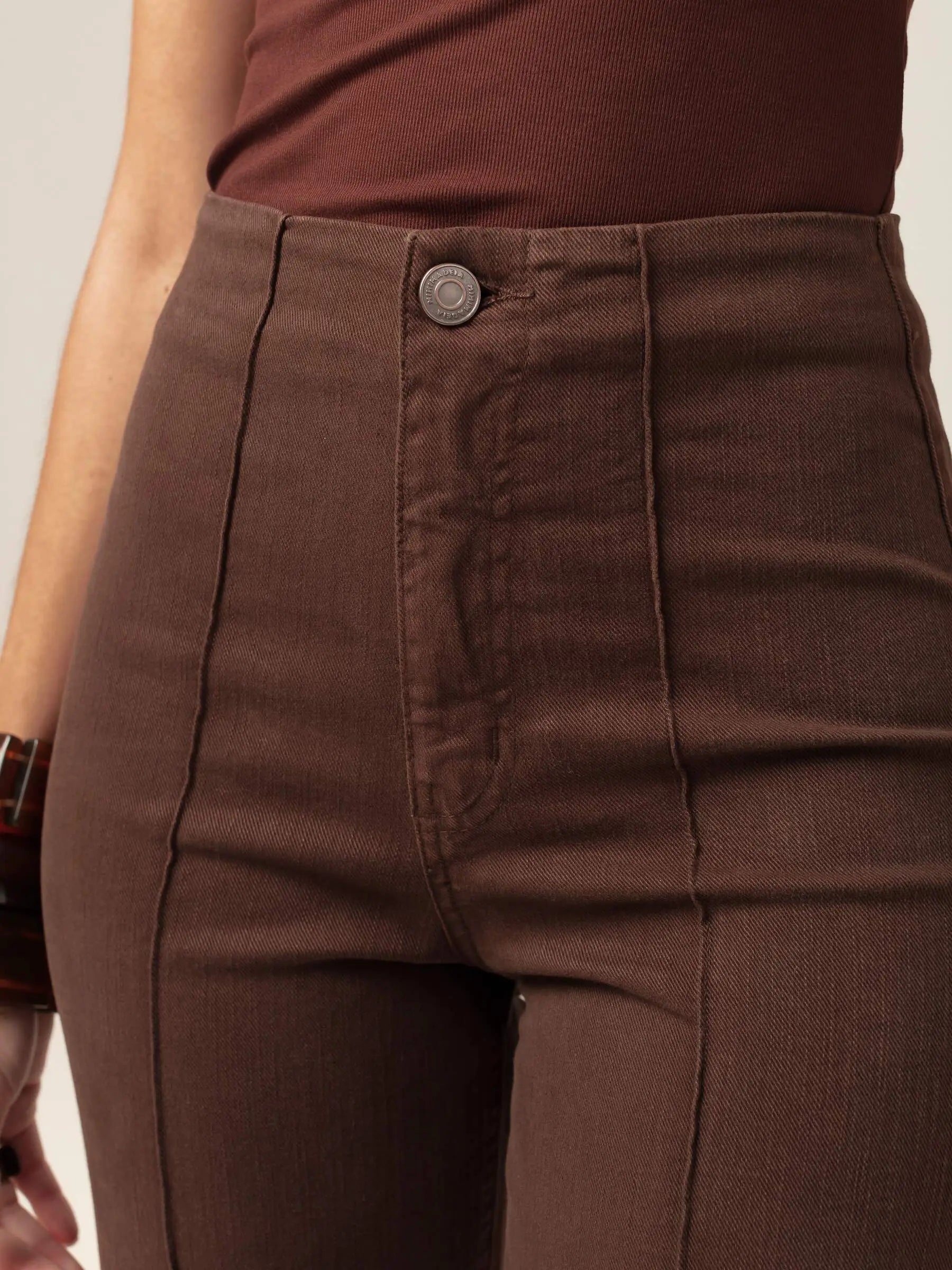 Calça Jeans Reta Mandacaru Marrom Escuro Eco Denim™. Compre online moda sustentável e atemporal na Minimadeia, marca slow fashion de roupas femininas. Foto produto MAR26 05