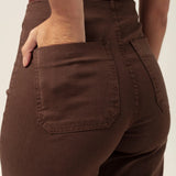 Calça Jeans Reta Mandacaru Marrom Escuro Eco Denim™. Compre online moda sustentável e atemporal na Minimadeia, marca slow fashion de roupas femininas. Foto produto MAR26 06