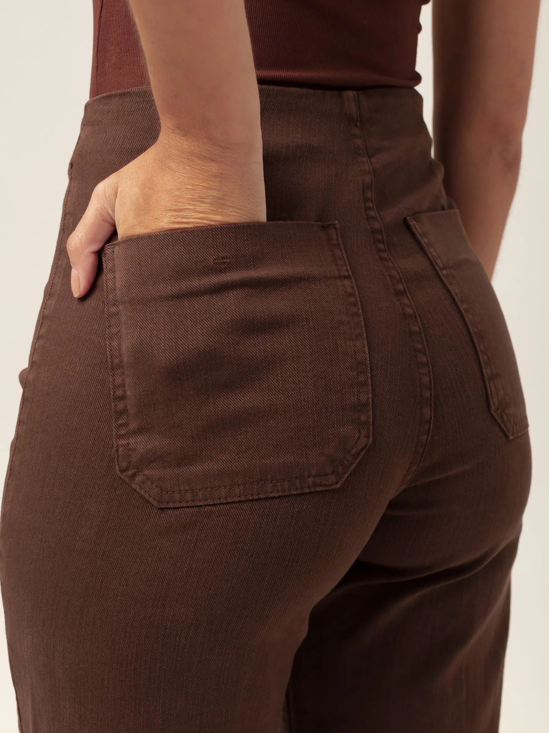 Calça Jeans Reta Mandacaru Marrom Escuro Eco Denim™. Compre online moda sustentável e atemporal na Minimadeia, marca slow fashion de roupas femininas. Foto produto MAR26 06