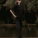 Calça Jeans Reta Mandacaru Preta Eco Denim™. Compre online moda sustentável e atemporal na Minimadeia, marca slow fashion de roupas femininas. Foto produto SET26 01