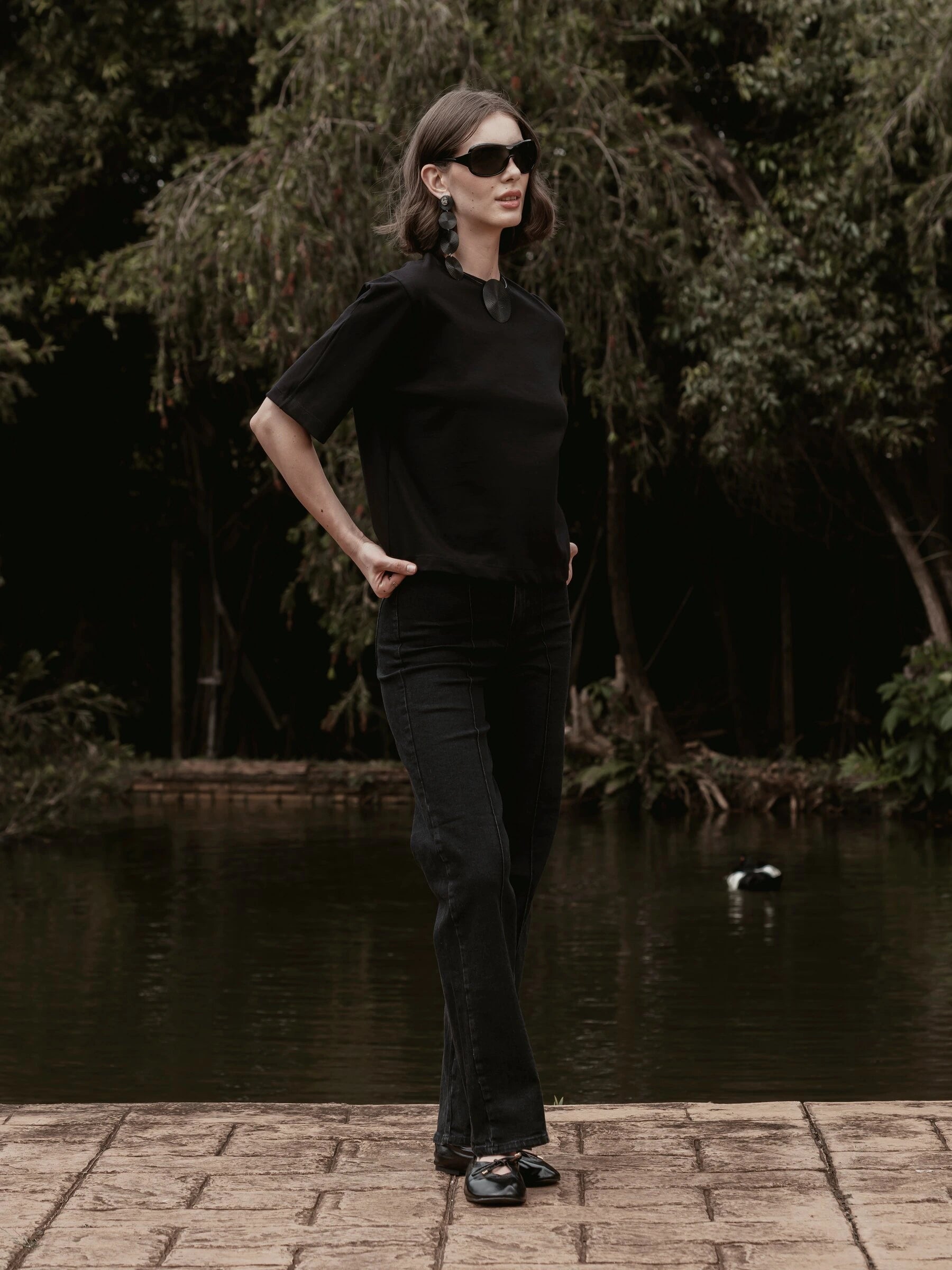 Calça Jeans Reta Mandacaru Preta Eco Denim™. Compre online moda sustentável e atemporal na Minimadeia, marca slow fashion de roupas femininas. Foto produto SET26 01