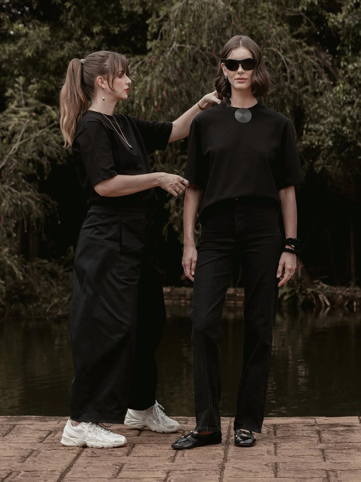 Calça Jeans Reta Mandacaru Preta Eco Denim™. Compre online moda sustentável e atemporal na Minimadeia, marca slow fashion de roupas femininas. Foto produto SET26 06