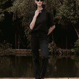 Calça Jeans Reta Mandacaru Preta Eco Denim™. Compre online moda sustentável e atemporal na Minimadeia, marca slow fashion de roupas femininas. Foto produto SET26 07