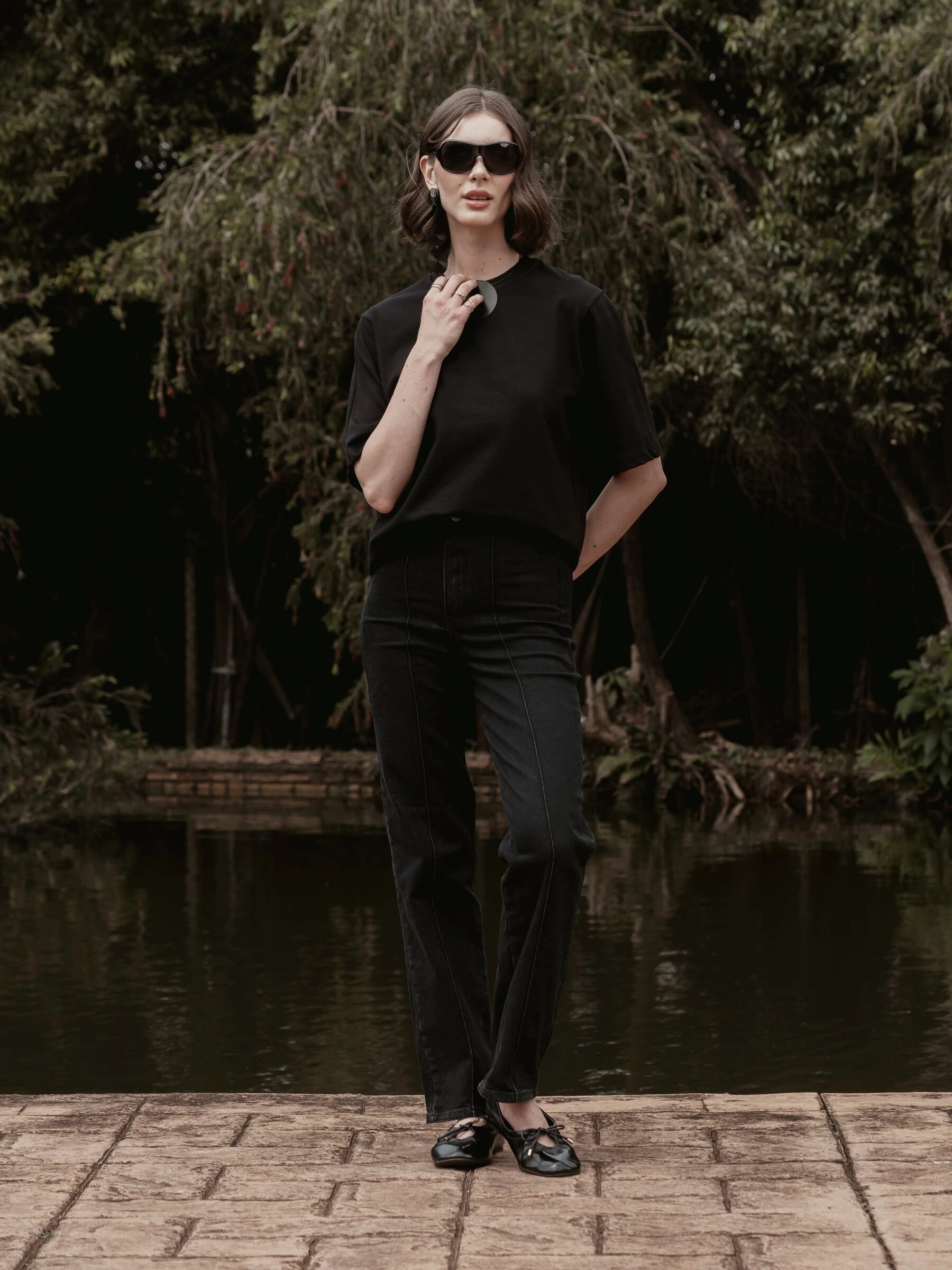 Calça Jeans Reta Mandacaru Preta Eco Denim™. Compre online moda sustentável e atemporal na Minimadeia, marca slow fashion de roupas femininas. Foto produto SET26 07