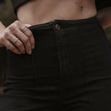Calça Jeans Reta Mandacaru Preta Eco Denim™. Compre online moda sustentável e atemporal na Minimadeia, marca slow fashion de roupas femininas. Foto produto SET26 09