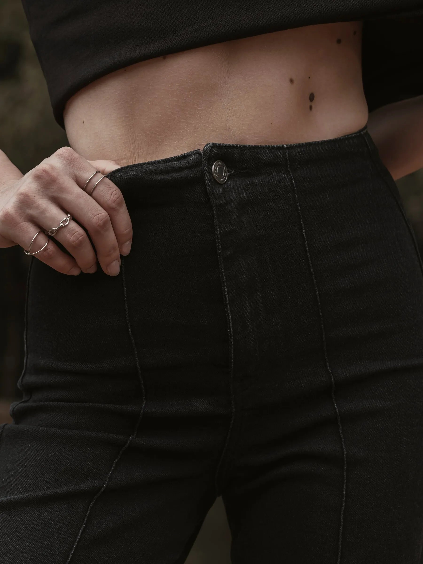 Calça Jeans Reta Mandacaru Preta Eco Denim™. Compre online moda sustentável e atemporal na Minimadeia, marca slow fashion de roupas femininas. Foto produto SET26 09