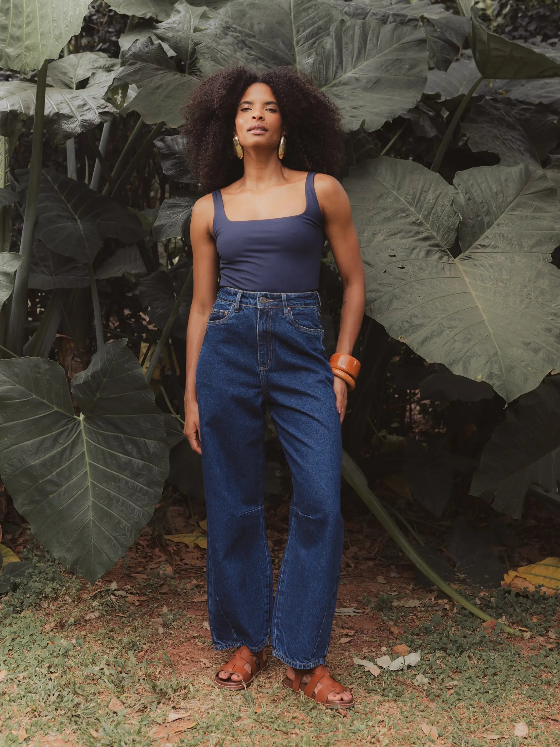 Calça Jeans Balloon Baobá Azul Escuro Eco Denim™. Compre online moda sustentável e atemporal na Minimadeia, marca slow fashion de roupas femininas. Foto produto DEZ25 01