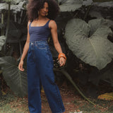 Calça Jeans Balloon Baobá Azul Escuro Eco Denim™. Compre online moda sustentável e atemporal na Minimadeia, marca slow fashion de roupas femininas. Foto produto DEZ25 03