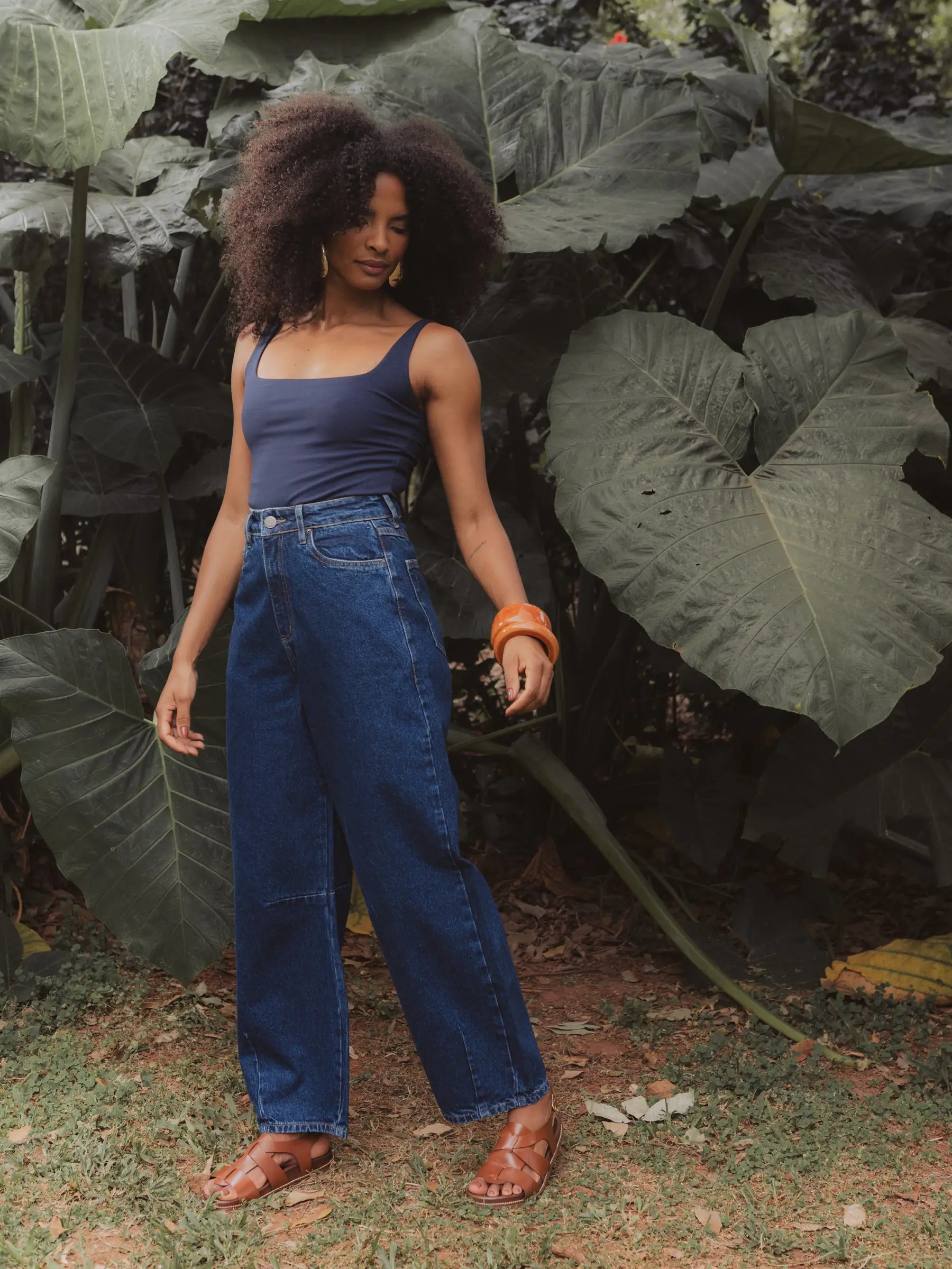 Calça Jeans Balloon Baobá Azul Escuro Eco Denim™. Compre online moda sustentável e atemporal na Minimadeia, marca slow fashion de roupas femininas. Foto produto DEZ25 03