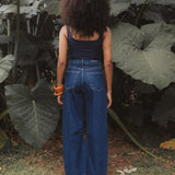 Calça Jeans Balloon Baobá Azul Escuro Eco Denim™. Compre online moda sustentável e atemporal na Minimadeia, marca slow fashion de roupas femininas. Foto produto DEZ25 04