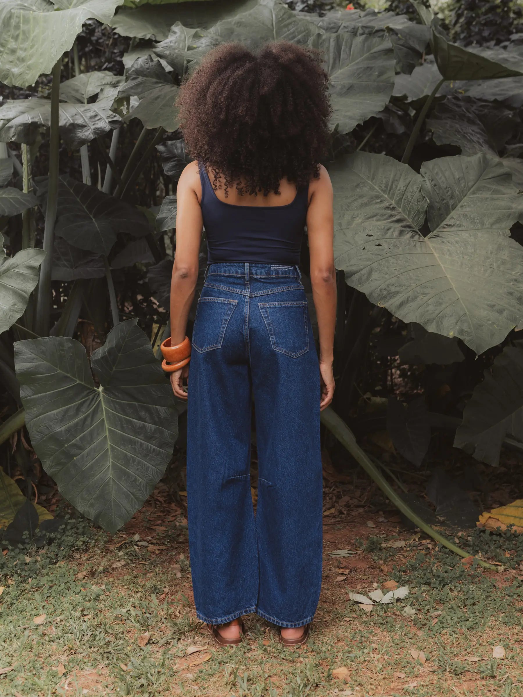 Calça Jeans Balloon Baobá Azul Escuro Eco Denim™. Compre online moda sustentável e atemporal na Minimadeia, marca slow fashion de roupas femininas. Foto produto DEZ25 04