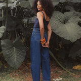 Calça Jeans Balloon Baobá Azul Escuro Eco Denim™. Compre online moda sustentável e atemporal na Minimadeia, marca slow fashion de roupas femininas. Foto produto DEZ25 05