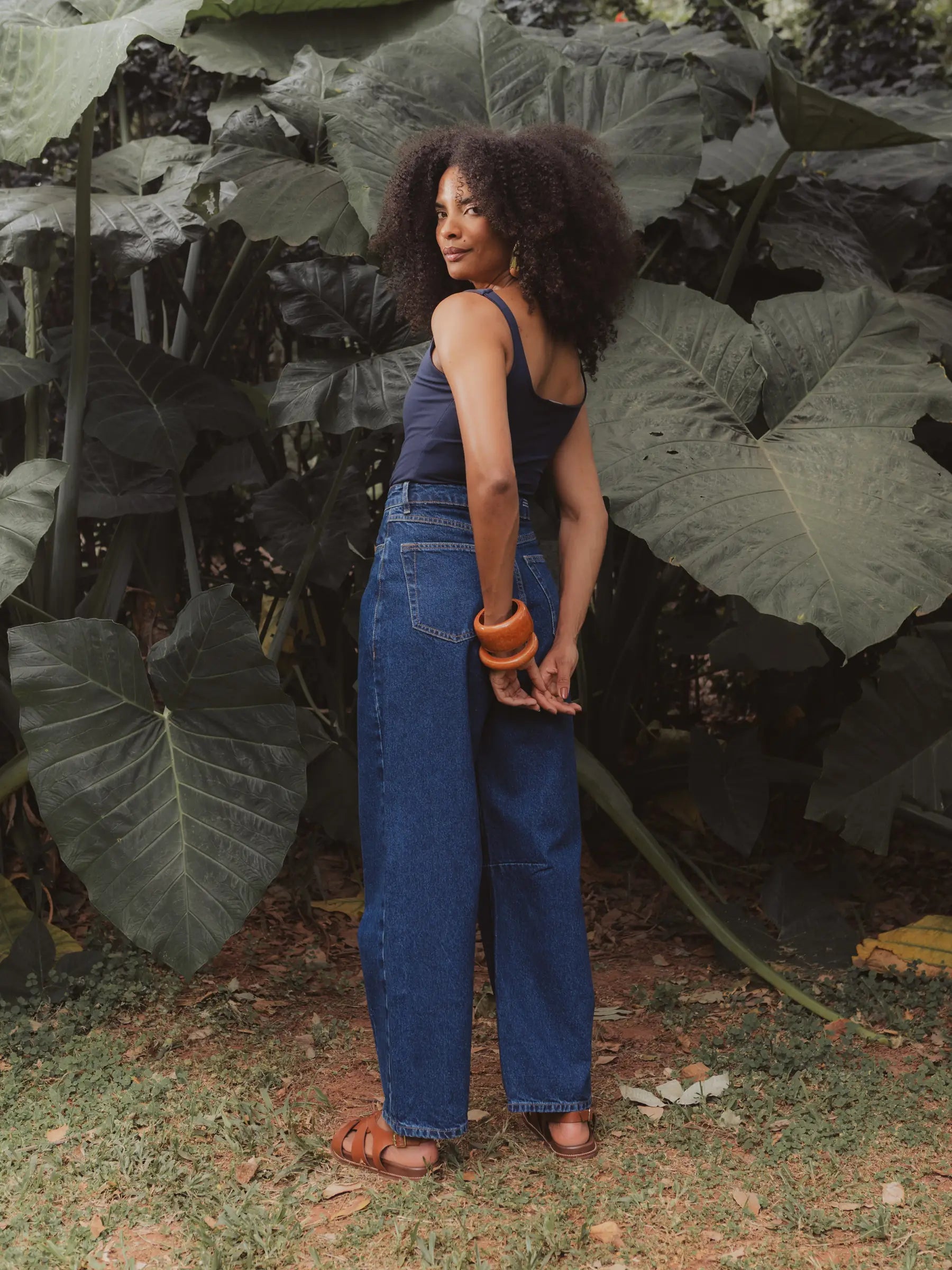 Calça Jeans Balloon Baobá Azul Escuro Eco Denim™. Compre online moda sustentável e atemporal na Minimadeia, marca slow fashion de roupas femininas. Foto produto DEZ25 05