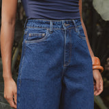 Calça Jeans Balloon Baobá Azul Escuro Eco Denim™. Compre online moda sustentável e atemporal na Minimadeia, marca slow fashion de roupas femininas. Foto produto DEZ25 06