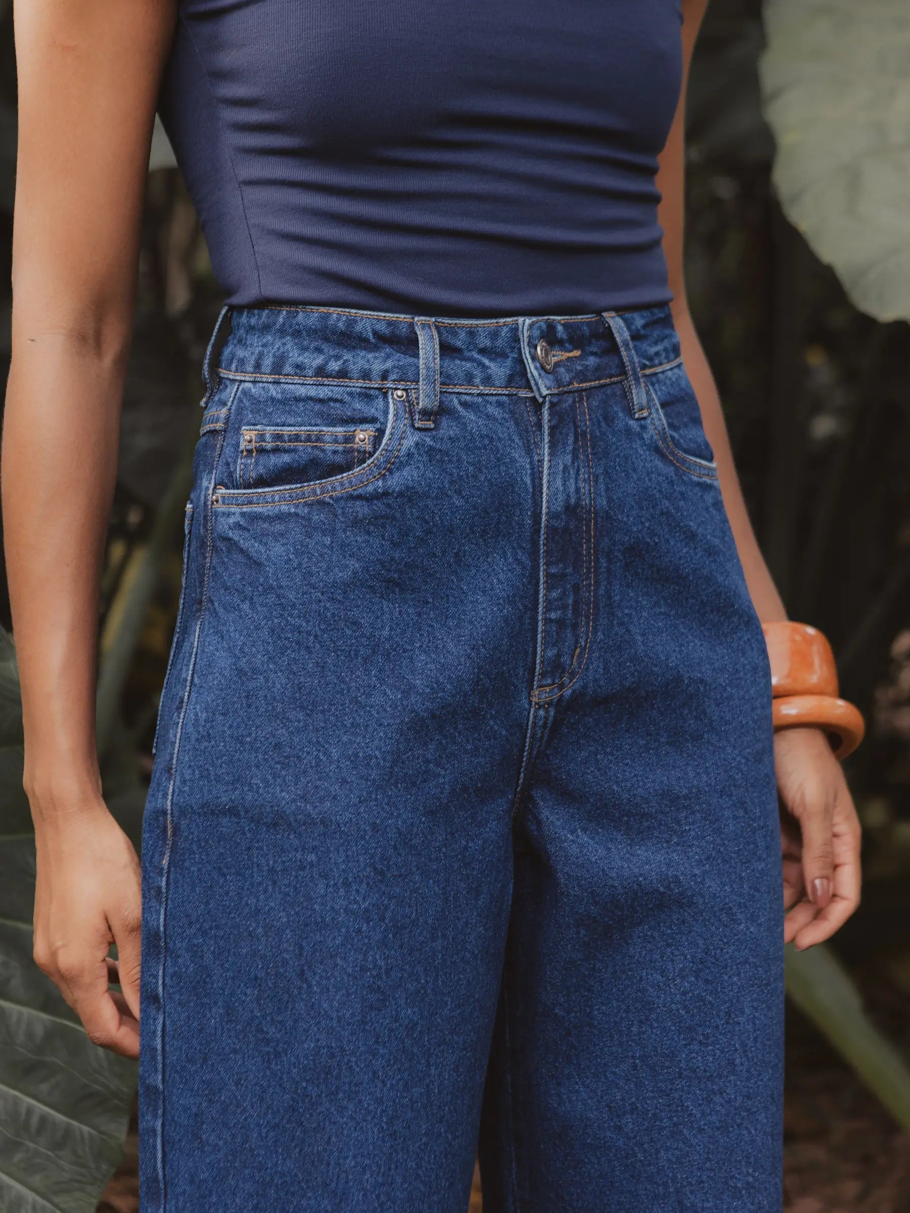 Calça Jeans Balloon Baobá Azul Escuro Eco Denim™. Compre online moda sustentável e atemporal na Minimadeia, marca slow fashion de roupas femininas. Foto produto DEZ25 06