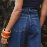 Calça Jeans Balloon Baobá Azul Escuro Eco Denim™. Compre online moda sustentável e atemporal na Minimadeia, marca slow fashion de roupas femininas. Foto produto DEZ25 07