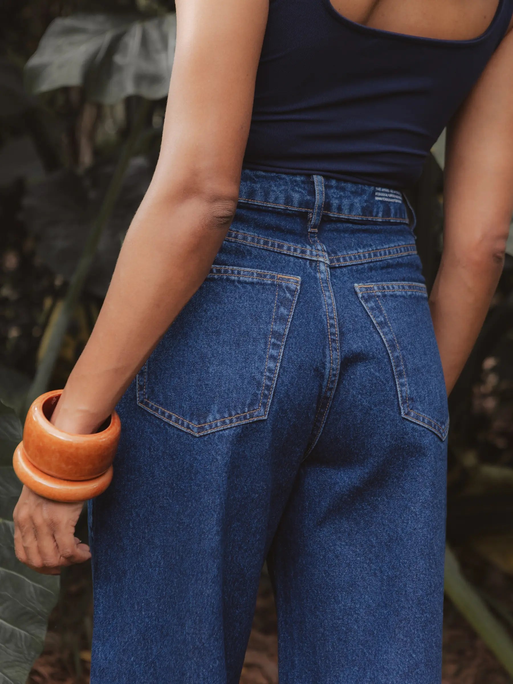 Calça Jeans Balloon Baobá Azul Escuro Eco Denim™. Compre online moda sustentável e atemporal na Minimadeia, marca slow fashion de roupas femininas. Foto produto DEZ25 07